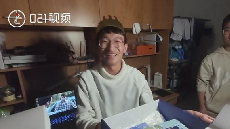 【和母校同天生日是什么体验?华理校庆给同天生日新生送定制盲盒】近日,华东理工大学 68周年